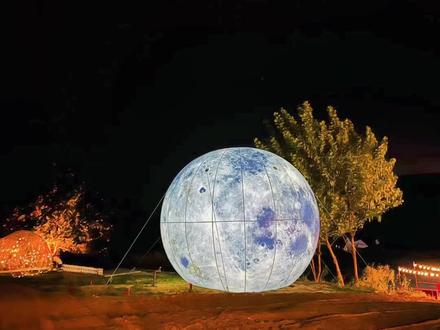 月光码头烧烤露营地攻略:1⃣️、地址在哪呢?(自驾建议开SUV的车去,从潜江方向走芦洑大桥右后转,注意有一小段路在维修中弯弯曲曲有点挂底盘哦。白天的话也可以车开到东荆大提停下然后水文站船渡过河到达。)2⃣️、门票怎么收呢?(不要门票只要场地费。下面河周边帐篷位置是118元带烧烤架子炭火桌椅星空帐篷,晚上的话风很大就有点凉嗖嗖。岸上面位置228元那些东西都包含在外加麻将桌。还可以找老板撒娇要音响嗨歌的哈,限制天亮以前。太晚会吵到周围居民哦。无其它费用)3⃣️、关于食材问题呢?(食材可自带,建议需要的东西都自己带上干净又卫生又方便些。也可以那里买。不过那里没有什么素菜。荤菜冷冻偏多。酒水也有卖的。那里消费平价哟😜)4⃣️、有没有蚊子呢?(我们五月五号去的完全没有蚊子的。不过因为是郊外风很大很凉爽。怕冷的可以带上薄外套呀!)5⃣️、时间有限制吗?(自驾的话晚上可以玩到通宵哦。想坐船的话只能下午7点前。开船的7点左右下班。时间不需要预定哈,随时可以过去)6⃣️、停车问题呢?(车开到场地门口边上可以靠右停车,好像暂时没有停车场耶)7⃣️、环境怎么样呢?(晚上去拍照打卡还是很不错的哈。因为它是试营业很多地方草坪还没有铺完善。但是星空帐篷桌椅都是新的很干净,星空设备拍照很美好呀✌️)8⃣️、可以露营玩通宵吗?(老板说可以露营但是还没有完全开发可以玩通宵了回家洗洗安心惬意的睡觉觉咯)👏总之呢?月光码头是个很新鲜很惬意很美好很向往的网红位置,户外团建、亲子、约会,小聚是个不错的打卡地!友友们冲鸭🤞🏻#让喜欢的事成为生活 #户外活动嗨起来 #网红打卡 #惬意时光 #星空帐篷