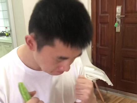男朋友挑战生吃苦瓜祛火?只能成全他!#搞笑 #情侣日常 #你们男朋友也是这样吗 #男朋友的迷惑行为 #看一遍笑一遍