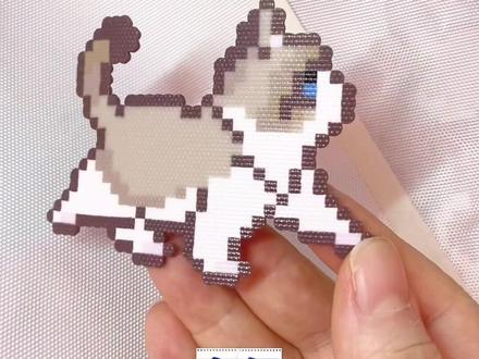 用拼豆拼一条猫猫挂链🐱 挂墙上还蛮好看的🥰
#拼豆 #拼豆豆手工 #手工diy #猫猫