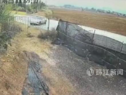 小车失控撞车后起火 车门无法打开 路人拼死救出三人