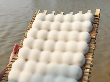 全网刮起“霉豆腐解压风”!
网友连空气都在刮 有博主用食用色素制作出“彩虹霉豆腐”
专家提醒:追求美味与乐趣的同时
千万别忽视了食品安全 #霉豆腐