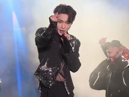 这哪里是大花轿,明明是迈巴赫呀… 张艺兴《大花轿》神级现场live 歌声飘给我贝壳听呀~听的贝壳乐呵呵~#无限循环张艺兴的大花轿 #和张艺兴一起迎接2026 #染色体家族演唱会 #音乐人带你看张艺兴大花轿编曲 #所有人来看张艺兴这19秒