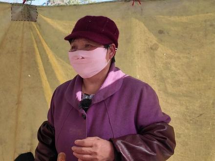 3元一个的“#淀粉肠夹鸡蛋”火了。在#巢湖学院附近,含山这对7旬老夫妻靠卖淀粉肠夹鸡蛋 ,收获众多好评,每天她的餐车都很整洁,学生排长队购买,而且奶奶表示“哪怕不赚钱都不涨价”。(记者:陶继凯、徐俊、吴渊 编辑:吴渊)#摆摊 #老两口