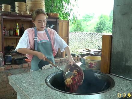 表姐她们来看小周周,小妹儿煮了一锅泡椒牛蛙招待,越吃越香 #美食 #牛蛙 #生活的烟火气息 @抖音小助手