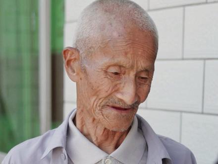 长大后一月挣的钱比爷爷一年攒的还多,却没有爷爷的钱分量重! #三根葱男团