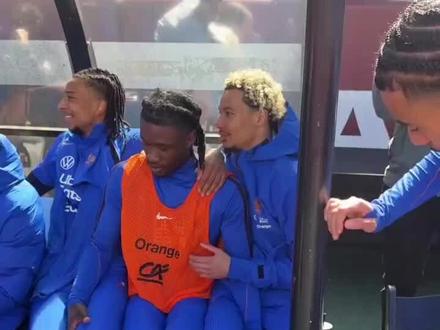 法国队替补席太豪华了,卡马文加和埃基蒂克只能坐旁边了