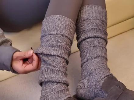 挖到宝了!这种针织条纹堆堆袜也太适合秋冬了吧,黑、米、咖、灰几个低饱和色系超百搭,搭配堆堆靴、小皮鞋都巨有氛围感,软糯的针织质感还贼保暖,秋冬的穿搭层次感全靠它撑起来了~
#堆堆袜 #秋冬袜子推荐 #针织袜 #穿搭配饰 #氛围感穿搭