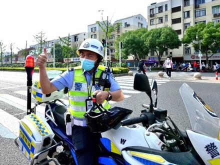 #护航高考交警同行 #你追梦我护航 #高考加油 考生路遇事故 交警火速送至考场 #全国公安为高考保驾护航