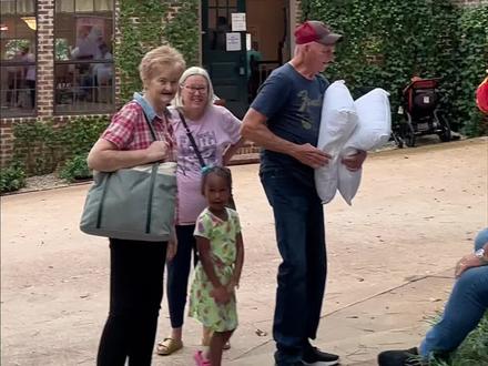 在美国第一次参加这么刺激的传统习俗—Estate sale 今天我来到🇺🇸中产家庭“法官”的家里。
第一次碰见把一个人的一生,贴个价签儿,明码标价卖掉。
如果是你,能接受吗?#海外生活 #海外奇遇见闻录 #美国生活 #青年创作者成长计划#年轻人的第一次