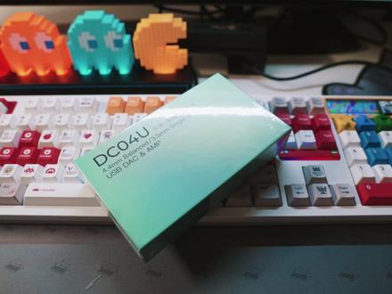 推力大升级:瓦数级的艾巴索DC04Ultra好不好听 艾巴索DC04Ultra绝对是600元价位小尾巴里的六边形战士,简直把堆料焊死在旗舰标准上,入门玩家闭眼入都不会踩坑。
先说外观质感。不锈钢CNC机身搭配拉丝工艺,拿在手里分量感拉满,那种沉甸甸的机械质感远超同价位铝合金机身。虽然裸机用边角会有点割手,但后续会有保护套推出,瑕不掩瑜。新增的0.96英寸电子屏也非常实用,不用盲调参数,一眼就能看清当前设置。
再看核心配置。两颗CS43198解码芯片搭配DRE动态增强技术,加上FPGA算法和双飞秒晶振,从数字源头降低干扰,手机直连也能听到干净的声音。4通道平衡耳放电路搭配红宝石电解电容,煲机20小时后声音更稳定,中下盘能量充足,高频细腻耐听,声场规整有空间感。
最夸张的是980mW/32Ω的推力,真实不虚标,别说入耳式耳塞,就连低阻头戴式耳机都能轻松推开。而且功耗控制得不错,不用担心手机掉电过快。开中增益推塞子基本足够,高增益推低阻动圈效果也很好,比如推Sivga的雁或者索尼M1都能有不错表现。
可玩性也直接拉满。0.1V级的精准供电调节,搭配NOS滤波和DRE开关,可以调出自己喜欢的听感。官方软件自带7种EQ预设,还支持自定义调节,甚至连游戏玩家的麦克风需求都覆盖到了。开了动态增强后,大编制金属摇滚的框架感更强,鼓点爆发力十足,回弹迅速又有弹性,能清晰还原低频纹理。
音质方面更是水桶无短板。低频下潜深邃,有量感又不拖沓,电子乐的底鼓和古典乐的定音鼓都能轻松驾驭。中频人声结象靠前,男声磁性女声清甜,齿音控制恰到好处。高频延伸顺滑通透,丝绒质感十足,小提琴和铜管的泛音自然延展,细节丰富又不杂乱。声场开阔规整,定位精准,三频密度一致,声音有实体感和凝聚力。
当然也不是完美无缺。苹果14及之前的用户需要加购Lightning线,机身比DC07Pro略重一点。但在600多元的价位上,能把这些旗舰配置都做出来,还要什么自行车?
如果你是入门玩家想入坑HiFi,或者想给手机升级音质,DC04Ultra绝对能让你一步到位,不用再频繁折腾升级。#hifi