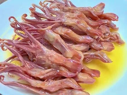 清蒸鸭舌,过年餐桌上的下酒好菜,做零嘴也特别喜欢吃。
#鸭舌 #温州鸭舌
#酱鸭舌