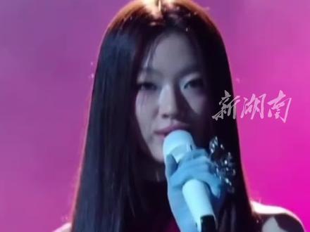 单依纯颠覆性改编歌曲《李白》,网友戏称“发疯式舞台”,单依纯回应:这是艺术#歌手2025 #单依纯(编辑:刘)
