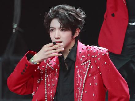 陈浚铭 《闭嘴跳舞》直拍
我的男神真的来了!全能ACE#陈浚铭 #tf四代 #tf家族荣耀之战 #闭嘴跳舞#陈浚铭圣罗兰之花