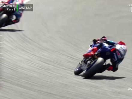 第六发车逆风封神!德比斯拿下WSBK捷克站第一回合冠军! WSBK捷克莫斯特赛道首回合正赛圆满结束,53号德比斯极限逆袭拿下本场冠军!64号卡里卡苏洛顺利完赛斩获积分,双线发力尽显车队硬实力!#WSBK #张雪机车 #张雪820RR #德比斯 #捷克莫斯特赛道