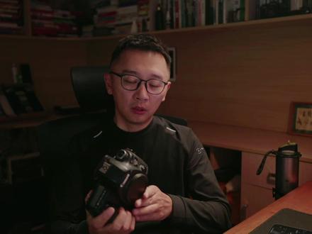 单反相机自己动手更换侧盖胶皮 老单反的侧盖胶皮老化后就会断裂
以我这个佳能5D3为例
10元成本自己动手就能换
非常简单的
#单反 #单反相机胶皮老化 #自己更换相机配件 #单反配件 #佳能5D3