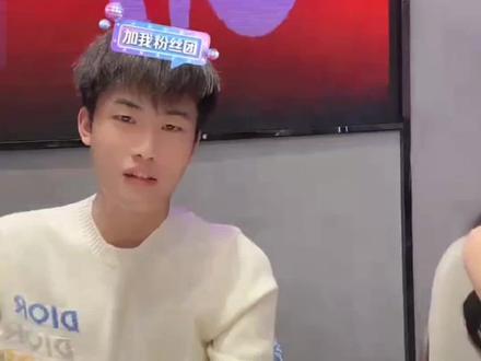 安静老婆的生日会ᥫᩣ#安静公主
今年也是熟悉的转桌直播,认认人(中间有个白衣服小哥我真没认出来👉👈)
#香菜 #皮皮皮皮朱 #迪士尼在逃公主 #兰博