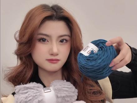 挑战3小时搞定《疯狂动物城》朱迪帽【附图解】 朱迪帽子钩织教程 【参考教程@我】敲黑板‼️
材料包/线材:@Chengxi城西手作
钩针:6.0
帽子主体部分:
(雾霾蓝皮草线 单股)
R1:环起12F (立2ch不算长针)
R2:12FV……共24针
(牛仔蓝绵绵线 双股钩织)
R3:F,FV……共36针
R4:F,F,FV……共48针
(雾霾蓝皮草线 单股) R5-R7:不加不减钩织3排
下面开始进行片钩 后面留开口
(牛仔蓝绵绵线 双股钩织) R8-R9:不加不减
(雾霾蓝皮草线 单股) R10-R11:不加不减
(浅灰色皮草线 单股)R12:不加不减
耳朵部分:
(浅粉色皮草线单股):38CH倒二回钩36F (在最后一个F上加7F)
(浅灰色皮草线单股):钩织一圈F
流苏部分:
3股编辫子(取自己需要的长度)
(详细教学参考视频教程)
#疯狂动物城2 #疯狂动物城 #原创手工 #朱迪尼克的教程 #织女