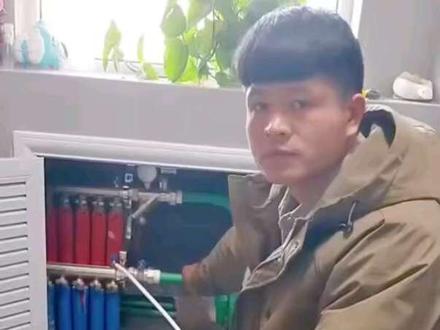 1. 试水阶段一定要关闭进水、回水总阀门。因为主管道里会有大量的泥沙、铁锈,不关闭的话,它们就会跑到你家管道里。
2. 正常供暖两三天后,管道都干净了,咱们就可以打开阀门了。
3. 先打开进水阀(也就是一排排小阀门),接着再打开回水的一排排小阀门。
4. 打开供水(也就是进水)总阀门。打开回水时,只要所有的小阀门和管路呈同一方向,就说明打开正确了。切不可先打开总阀门,再打开小阀门,这样操作会很吃力。
5. 摸着供水管道有温度以后,开始排气。切记一定要排气。
6. 按照视频里讲解的方法,先关闭进水、总阀门,然后一一关闭进水回水所有小阀门。但是回水总阀门不用不用关闭。
7. 在回水阀这边接上软管,然后打开供水总阀门。关闭回水总阀门,对照着一排回水阀,开始放水。如果是细管子,至少要放水10分钟,才能让管道循环完毕,直到没有气泡和铁锈,看到管子里流出的是清水为止。关闭时,先关闭回水阀,再关闭供水阀,依次类推。
最后,大家牢记“早关暖,晚开暖”。早关暖可以让管道处于满水保养状态;晚开暖可以防止泥沙进入管道。每年开启和关闭暖气时,多拧几次小阀门,这样还能延长阀门的寿命。