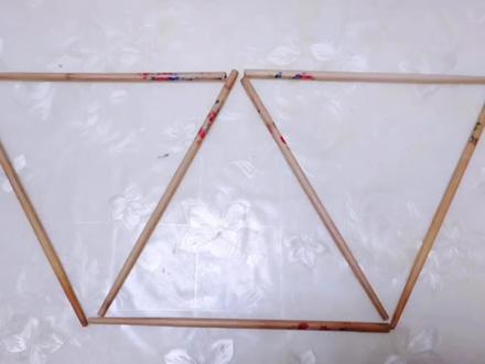涵涵挑战移动2根筷子,变成一个三角形,能做到就奖励2000元