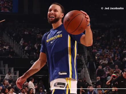 北京时间12月25日,2025年NBA圣诞大战金州勇士对阵达拉斯独行侠的比赛在大通中心落幕,勇士最终以126-116击败对手。本场比赛,勇士核心斯蒂芬·库里的球鞋选择再一次成为场外焦点。本场比赛库里选择ANTA KT11「圣诞」配色登场,以此致敬「水花兄弟」克莱·汤普森。#库里 #安踏 #NBA #NBA圣诞大战 #KT11