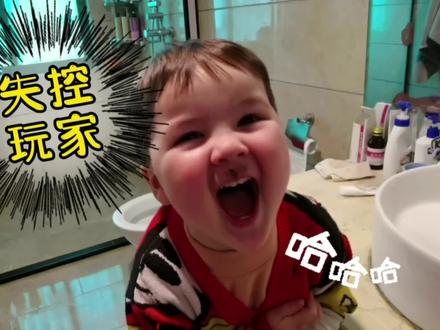 混血宝宝想要胡子就自己画胡子,被妈妈发现后狂笑不止