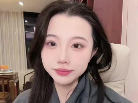 今天讲一下国期期货-白银
国际白银期货:高弹性贵金属投资新选择
国际白银期货以COMEX交易所SI合约为核心标的,是兼具工业与金融属性的热门品种。其单合约对应5000盎司999纯度银条,采用保证金交易模式,资金效率高,适配全球投资者需求。
交易上支持近乎24小时连续交易,美盘与欧美市场重叠时段波动最活跃,双向T+0机制让涨跌行情均有盈利空间。价格驱动逻辑独特,光伏、新能源等工业需求占比超五成,叠加全球供需持续缺口的支撑,同时受美元指数、美联储政策影响,波动弹性显著高于黄金,年化波动率达25%-40%。
作为“黄金影子”,它既具备避险属性,又因市场规模较小而爆发力更强。但高波动伴随高风险,流动性波动与政策变动可能引发短期剧烈回调。投资者需通过正规监管渠道参与,做好仓位控制与止损规划,方能把握这一高潜力品种的投资机遇。#白银 #期货 #原油 #恒指开户 #期货开户