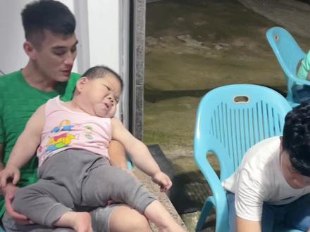 有一种关心不请自来,兄弟姐妹永远相互关怀!有一种默契无可取代,兄弟姐妹心有灵犀一点通!#兄弟姐妹一家亲 #长不大的姐姐33岁 #好温馨的画面