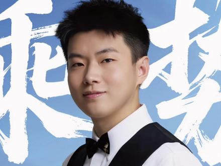 #热点小助手 中国斯诺克包揽四强,外媒高度赞誉,创造历史#斯诺克 #中国斯诺克 #包揽四强 #创造历史 2026斯诺克世界大奖赛在香港结束八强争夺,赵心童、周跃龙、肖国栋、张安达四位中国选手包揽四强。这是斯诺克重大排名赛历史上,首次由单一国家包揽四强,创造全新历史。
针对这一突破,多家外国媒体与名宿给出权威评价:
1. 世界斯诺克巡回赛WST官方:这是斯诺克运动里程碑时刻,中国选手以集团实力推动世界斯诺克迈入新时代。
2. BBC体育:历史性全华班四强,打破欧美长期垄断,中国斯诺克的进步速度与人才厚度令人惊叹。
3. 史蒂夫·戴维斯:从推广斯诺克到包揽四强,中国完成跨越式发展,这一成就不可思议。
4. 罗尼·奥沙利文:中国选手已形成强大集团优势,技术、心态与比赛智慧均达世界顶尖,彻底改变斯诺克格局。
从单点突破到集团冲锋,从追赶者到引领者,中国斯诺克用实力书写传奇。期待四位选手再创佳绩,让世界见证中国力量!