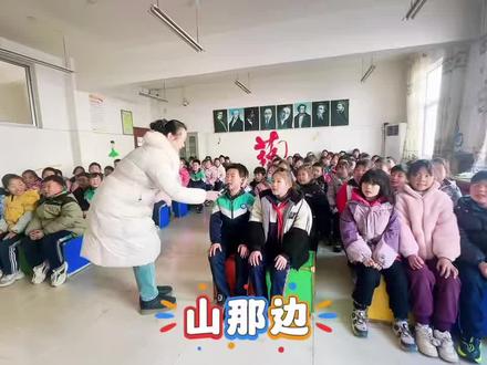 合唱天花板,独唱地板砖😂😂😂但是都能勇敢对着话筒唱,棒棒哒👍#用歌声记录我们的生活#音乐课堂 #萌娃唱歌给你听 #向云端 #原谅我不厚道的笑了