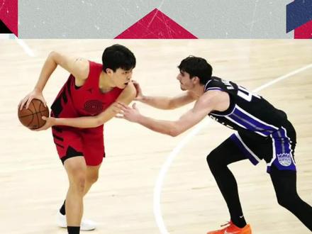 入选2026NBA全明星新秀赛
*杨瀚森的无声宣言:从发展联盟到全明星新秀赛
北京时间1月27日,NBA官方正式揭晓了全明星新秀赛的完整阵容。在由21名NBA新星与7名G联赛球员组成的特别名单中,一个名字吸引了来自大洋彼岸的目光——中国球员杨瀚森,他代表撕裂之城混音队(波特兰开拓者发展联盟附属球队)成功入选。这份荣誉,如同一纸无声而有力的宣言,标记着他登陆北美赛场后迈出的坚实一步。
荣誉公布的当天,杨瀚森所属的NBA母队波特兰开拓者正经历背靠背赛程。在首场对阵凯尔特人的比赛中,他并未获得出场机会。然而,聚光灯已悄然转向次日——1月28日,开拓者客战华盛顿奇才。一个潜在的、充满故事性的对位正在酝酿:杨瀚森有望登场,与曾在U19世界杯上交手过的老对手、奇才队潜力内线亚历克斯·萨尔重逢。这种从国际青年赛场到职业联盟的可能延续,为他的旅程增添了别样的叙事色彩。
数据,是这份宣言最客观的注脚。本赛季在G联赛的舞台上,杨瀚森出战8场,交出了场均17分、9.3篮板、3.1助攻、0.9抢断和1.4盖帽的全面成绩单。其51.7%的投篮命中率与79.3%的罚球命中率,展现了他在篮下的高效与扎实的基本功。尽管三分投射(28.6%)仍有提升空间,但作为内线,他已经展示出一定的策应能力和防守存在感。这些在发展联盟积累的点点滴滴,最终汇聚成了叩开全明星新秀赛大门的钥匙。
入选全明星新秀赛,远非终点。对于杨瀚森而言,这更像一个承前启后的坐标。它既是对其过去半年在发展联盟努力成长的认可,也是面向未来、在更高曝光舞台上证明自己的起点。从青岛男篮的期待,到只身挑战海外联赛的适应与磨砺,每一步都在书写着新的篇章。