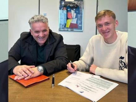 王钰栋签约新的经纪公司