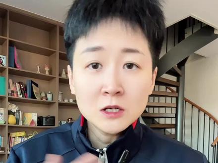 让二追三!大胖今晚是温布利的神 伦敦世乒赛男团半决赛,梁靖崑在0-2落后、甚至被对手“擦桌子”挑衅的死局下,硬是上演了史诗级逆转。这一分,是给单核带队的王楚钦“续了命”,更是给那些质疑他的人一记响亮的耳光。咱们不聊排名,聊聊梁靖崑这身打不烂的硬骨头。
#梁靖崑 #国乒男团 #伦敦世乒赛 #复仇法国 #逆转之神