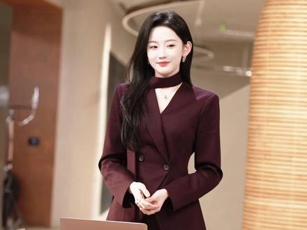 今天我们之所以相聚在这里,是为了恭迎《爱我万岁》终于上线~ #爱我万岁 #韩雨彤