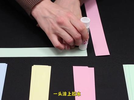 教你折一个彩虹纸弹簧,非常好玩的折纸玩具,简单易学,快来跟着这个弹簧折纸教程学习吧!#折纸玩具 #折纸弹簧教程 #亲子手工玩具 #折纸教程 #益智玩具