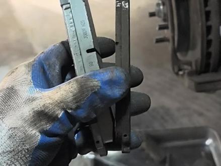 这台本田CRV跑了16万公里才开始换刹车片!你的车呢?多少公里更换?#专业人做专业事 #布雷博刹车 #本田CRV更换刹车片 #容桂汽车维修波记 #附近修车