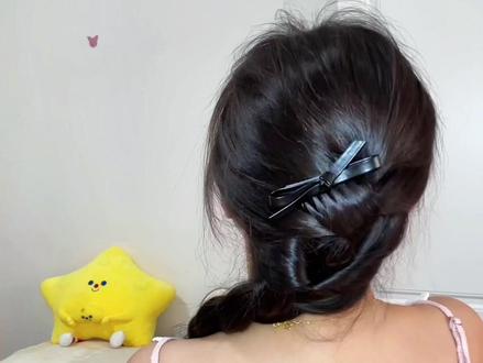 扁头专属夏日清爽侧麻花辫,纹理感满满,太好看了!夏天真的很爱麻花辫#发夹与发型搭配 #发型教程 #编发简单易学 #美妆 #美妆百万新星计划 @抖音创作灵感 @DOU+上热门 @抖音作者助手