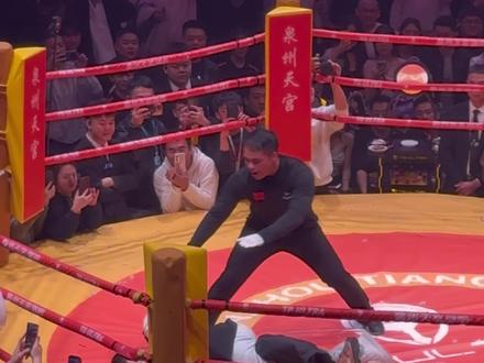 最终还是我们桃子味赢了奶露拖
泉州天宫酒吧拳击赛,值得你观看
#泉州天宫酒吧 #天宫酒吧 #拳击赛 #女子拳击 #酒吧订台