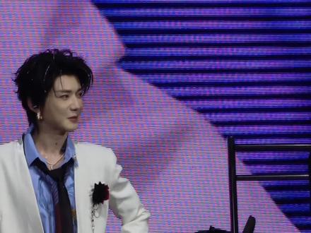 小高戴的好认真,普普害羞拼命摇头“不要戴头上”😂!#云熠演唱会 存档 #云旗 #郝熠然 #云熠星河