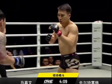 乱战之中,马嘉文成功膝十字降服裁判,史上第一人称号!#格斗 #2020拳力出击 #ONE冠军赛