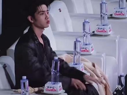 肖战台下坐了5小时,散场还指着想回位置坐,上次在微博之夜有遗憾,承诺下次跟粉丝好好见面,所以这次电视剧品质盛典肖战台下坐了5小时,陪大家坐到了最后。肖战真的很真诚,他真的说到做到!这个肖战SMG
视帝真的太棒了!