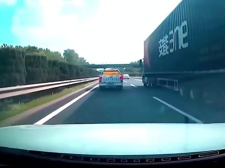 老司机 老司机顶级意识,高速逃过一劫#道路千万条安全第一条 #行车记录仪视角 #防御性驾驶 #行车记录仪 #行车安全