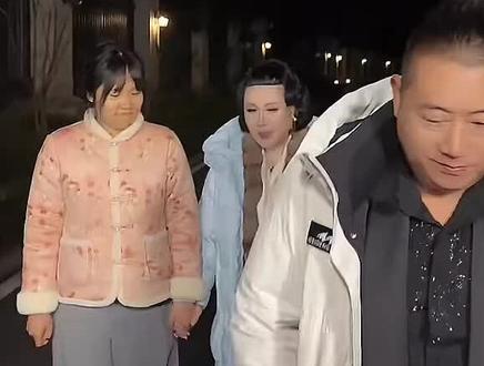 纯朴的玥玥和爸爸去上海做鉴定,还一直担心家里的鸡鸭鹅,惦记吃不上豆腐的村里老人,爸爸让她从农村到城市发展,却想着村里老人……