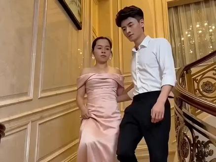 小孩问她什么鸡没有毛,是什么意思?评论区告诉下我呗。#稚童问字惊母 #即梦AI #AI分身戏精大赛 #我的AI分身杀疯了