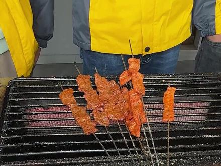 学烤肉串,0基础学会为止。 学特色烧烤技术配方培训机构、特色小黄鱼做法教程技术学习、正宗夜猫子小黄鱼技术正规培训学校。#学特色烧烤 #夜猫子小黄鱼总部 #网红小黄鱼