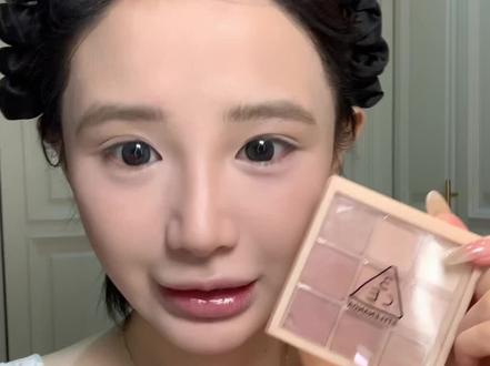 3ce奶茶盘跟练 | 初恋感小白花纯欲日常淡妆 随便怎么画都不出错的一盘杏仁奶茶🥤配色
又纯又欲又甜
我个人是尊嘟很爱!!🥰🥰
也肥肠适合新手跟淡颜偏爱白开水韩妆的👸
但喜欢显色眼影的对它就比较食之无味了🥲🥲
#种草 #测评 #眼妆 #眼妆教程 #眼影