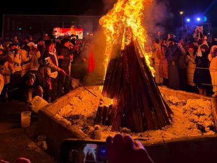 刨根问底的要什么答案呢 你站在篝火旁会感受不到它的炙热吗