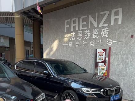 还在纠结买宝石青和碳黑的朋友们快来看看吧。我让你们更加纠结。建议大家在阳光下对比,看一眼你就知道买什么颜色了。#bmw #宝石青 #碳黑 #dou是好车 #抖音汽车