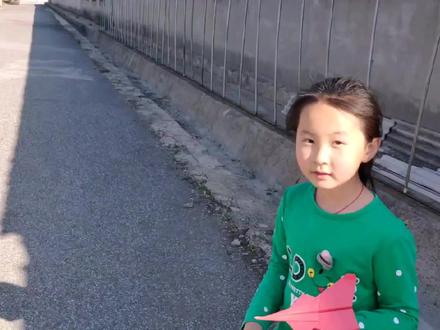 宝贝自己折的纸飞机,飞机飞过了房顶,给你们讲解详细教程。 #折纸飞机