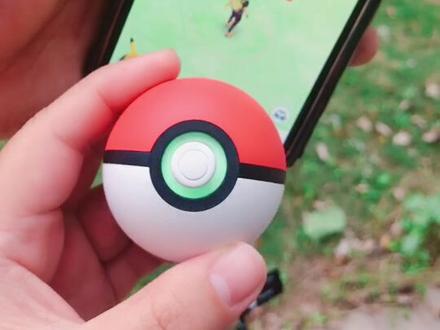 宝可梦精灵球也可以和手机上的pokemon连接 自己自动捕捉精灵呦 我们先在在海南万宁没有锁区 哈哈