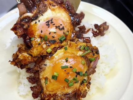 强烈推荐大家都去复刻这个公谨爆蛋,拌上米饭香迷糊了,太好吃了 搭配一碗红豆年糕汤,舒服~#公谨爆蛋 #我的厨房日记 #红豆年糕汤 #美食分享 #谁懂这一口的好吃程度